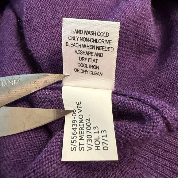 Banana Republic 100% Extra Fine Merino Wool V-Neck Pullover Sweater Purple Large - Picture 8 of 9